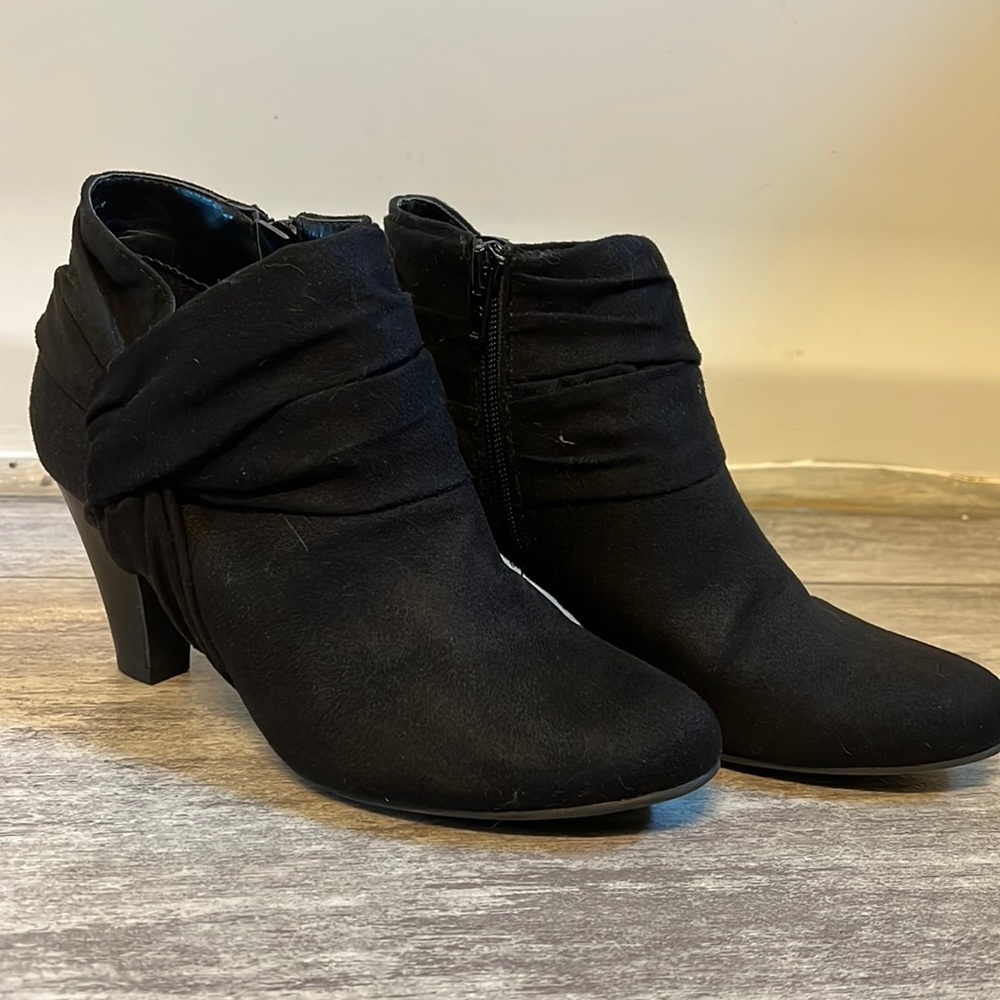 Black DexFlex Closed Toed Booties- Size 7.5